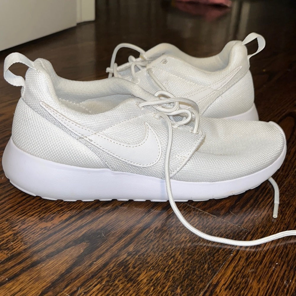 Nike roshe runs size 4Y